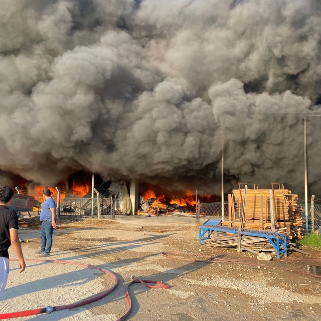 Antalya'da iki depoda çıkan yangın söndürülmeye çalışılıyor