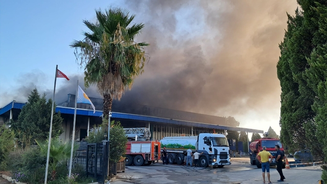 Antalya'da soğuk hava deposu ve imalathanede yangın