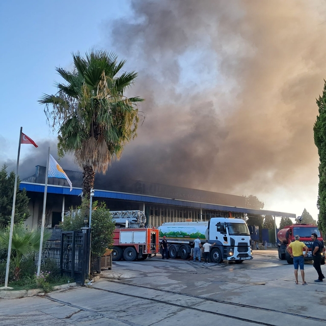 Antalya'da soğuk hava deposu ve imalathanede yangın