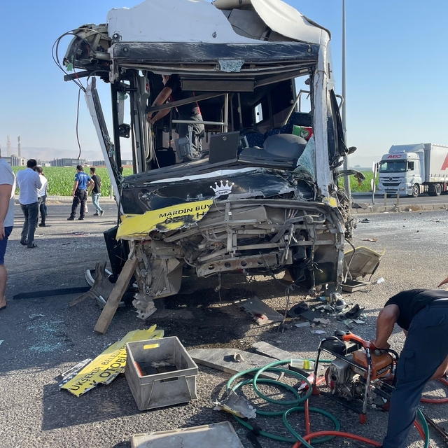 Mardin'de halk otobüsü ile tırın çarpıştığı kazada 10 kişi yaralandı