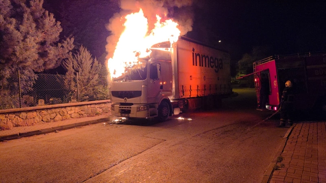İnegöl'de bir kamyon park halindeyken yandı