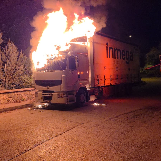 İnegöl'de bir kamyon park halindeyken yandı