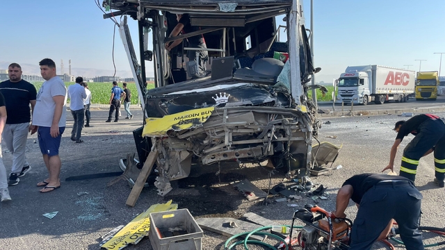 Özel halk otobüsü ile TIR çarpıştı: 1 ölü, 9 yaralı