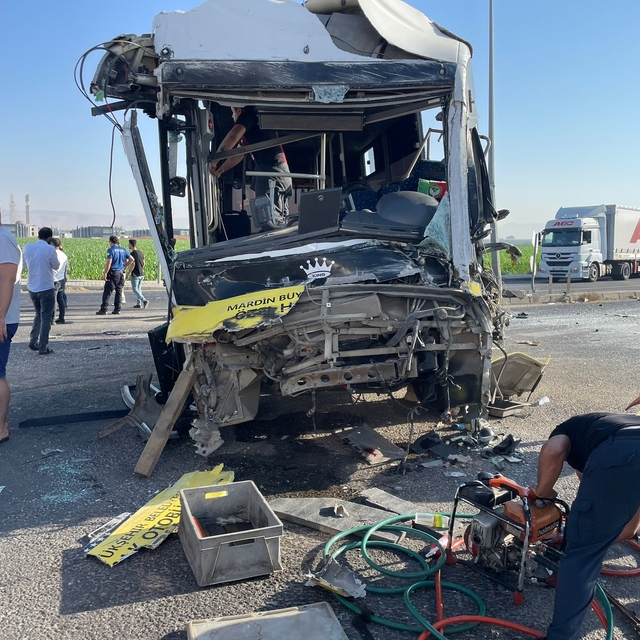 Özel halk otobüsü ile TIR çarpıştı: 1 ölü, 9 yaralı
