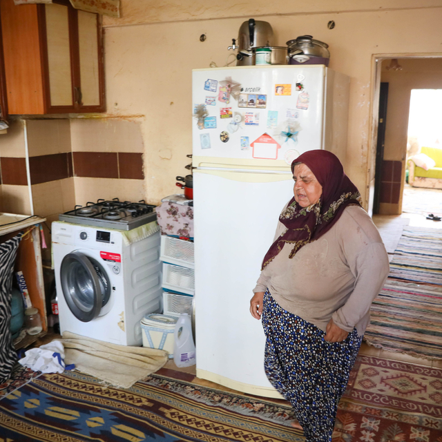 Yıkılacak binada bir başına kaldı