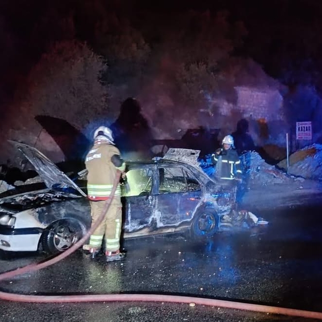 Antakya'da 2 ayrı otomobilde çıkan yangın söndürüldü