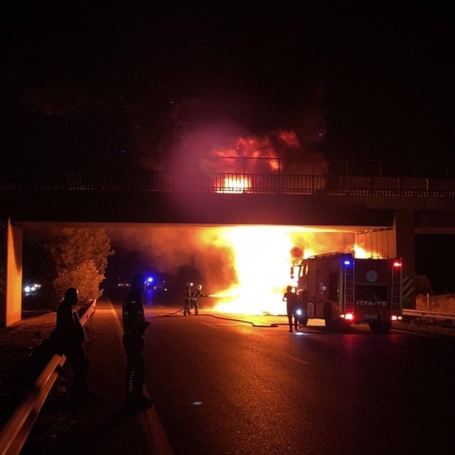 Adana'da seyir halindeki tırda çıkan yangın söndürüldü