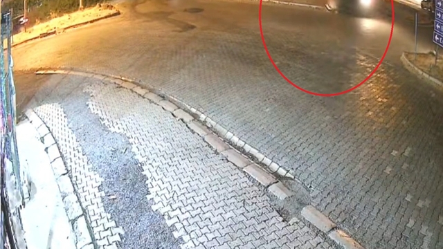 Freni boşalan TIR, sürücünün manevrasıyla refüje çıktı