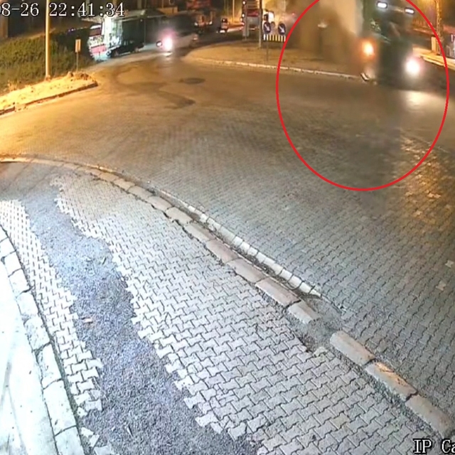 Freni boşalan TIR, sürücünün manevrasıyla refüje çıktı