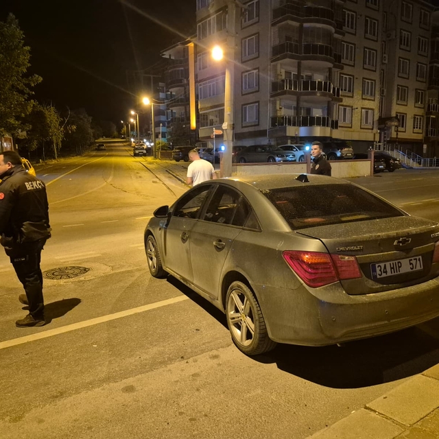 Edirne'de el freni boşalan otomobil park halindeki araçları teğet geçip kal...