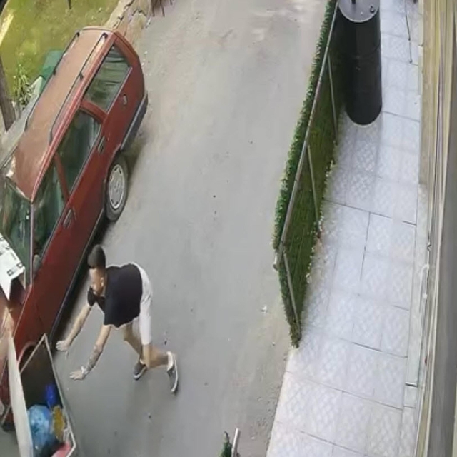 Yokuş aşağı hareket eden çöp konteynerini durdurdu; o anlar kamerada