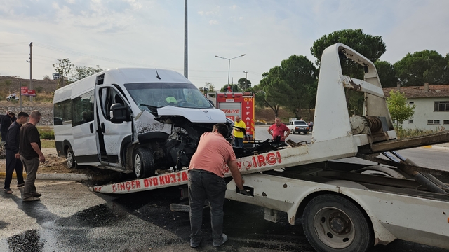 Balıkesir'de işçi servisi ile hafif ticari araç çarpıştı, 4 kişi yaralandı