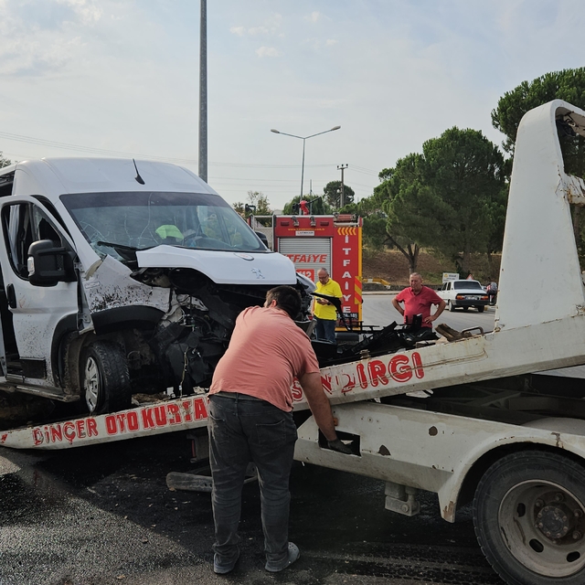 Balıkesir'de işçi servisi ile hafif ticari araç çarpıştı, 4 kişi yaralandı