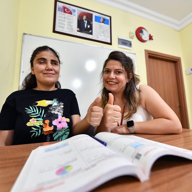 Mersin'de görme engelli öğrenci Nazalin Selvi hayalindeki bölüme yerleşti