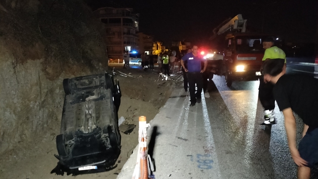Antalya'da sulama kanalına düşen kamyonetteki 3 kişi yaralandı