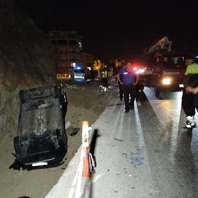 Antalya'da sulama kanalına düşen kamyonetteki 3 kişi yaralandı