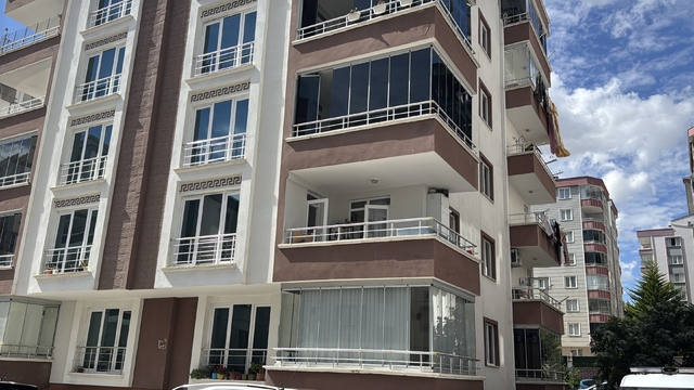 Samsun'da perde takarken 3. kattan düşen genç kız yaralandı