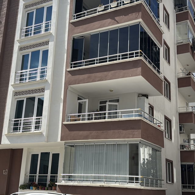 Samsun'da perde takarken 3. kattan düşen genç kız yaralandı