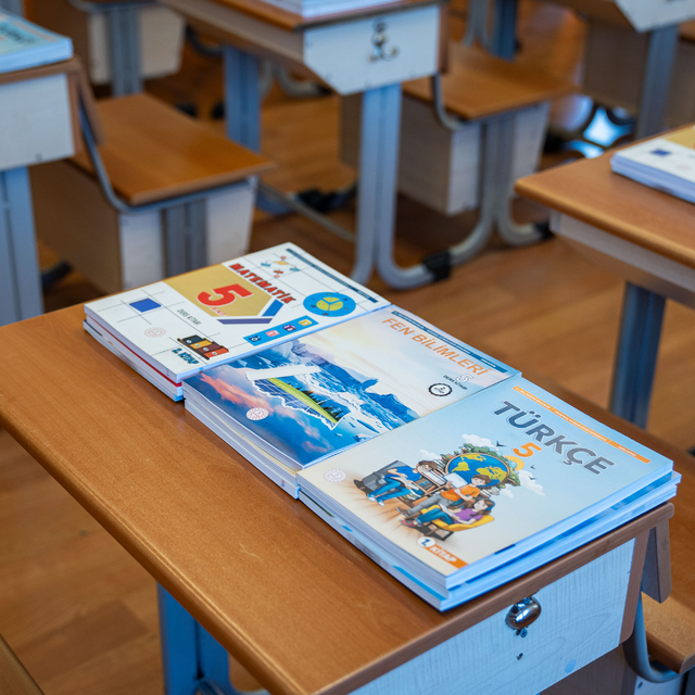 Ücretsiz dağıtılacak ders kitapları okul sıralarındaki yerini aldı