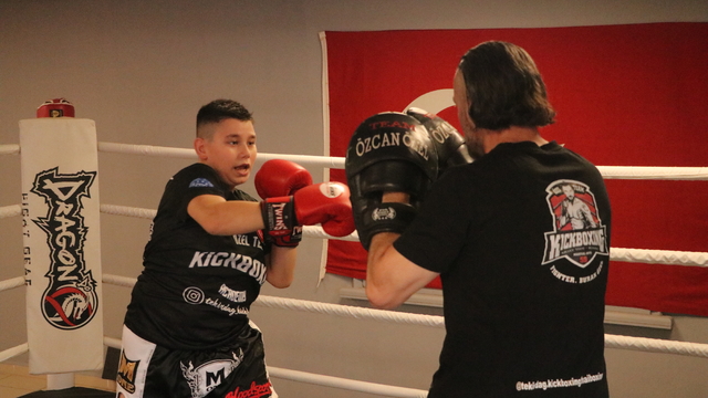 Tekirdağ'da yaşayan kick boks sporcusu 12 yaşındaki Burak'ın hedefi Türkiye şampiyonluğu