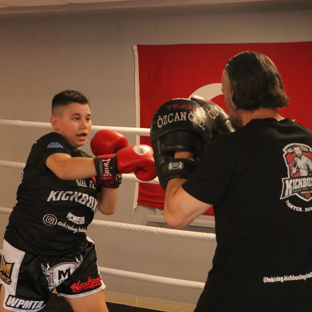 Tekirdağ'da yaşayan kick boks sporcusu 12 yaşındaki Burak'ın hedefi Türkiye...