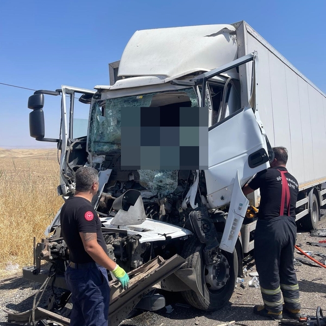 Kamyona arkadan çarpan TIR'ın şoförü öldü