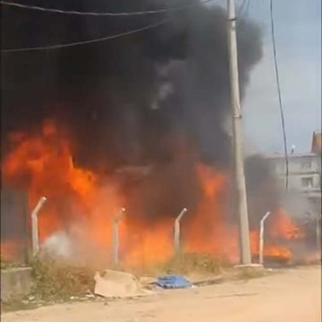 Bursa'daki yangında atık malzemeler alev alev yandı