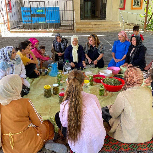 Batman'da toplum merkezi kursiyeri kadınlar kışlık turşularını da imece usu...