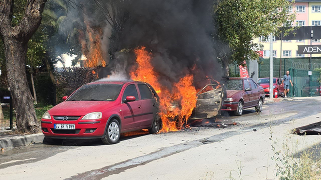 Kocaeli'de 2 otomobil, patlamaya da neden olan yangında kullanılamaz hale geldi