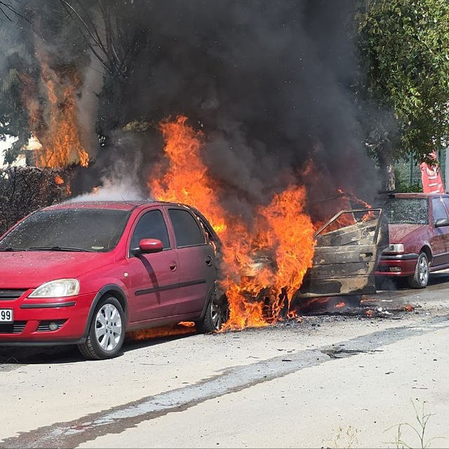 Kocaeli'de 2 otomobil, patlamaya da neden olan yangında kullanılamaz hale g...
