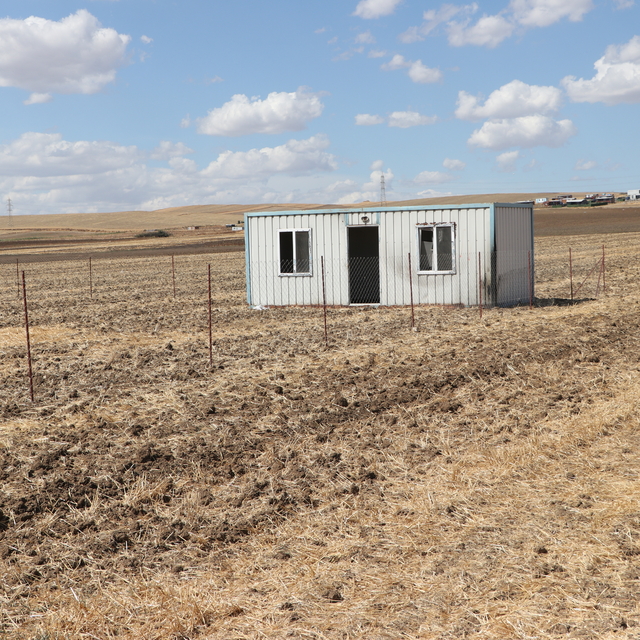 Tekirdağ'da çiftçiler tarım arazilerine konteyner ev konulmasına tepki göst...