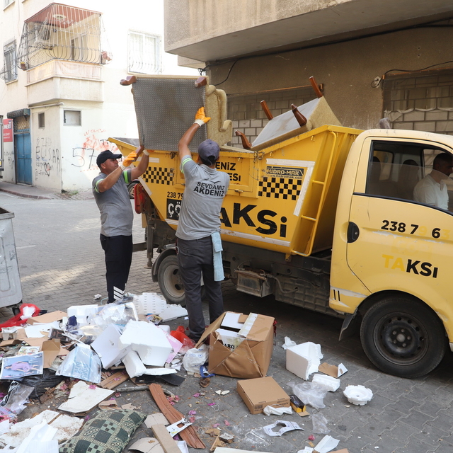 Akdeniz'de mobilya ve tekstil atıkları çöp taksilerle toplanıyor