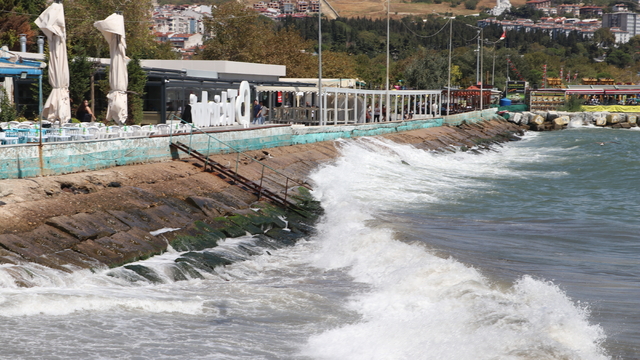 Tekirdağ'da etkili olan poyraz deniz ulaşımını olumsuz etkiliyor