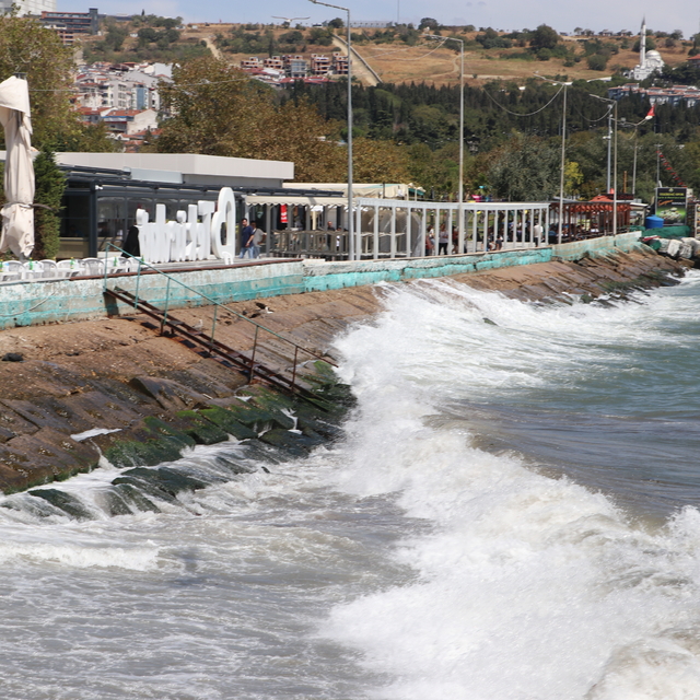 Tekirdağ'da etkili olan poyraz deniz ulaşımını olumsuz etkiliyor