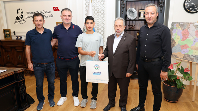 Talas Belediyespor'un genç yeteneği Başkan Yalçın'ı ziyaret etti