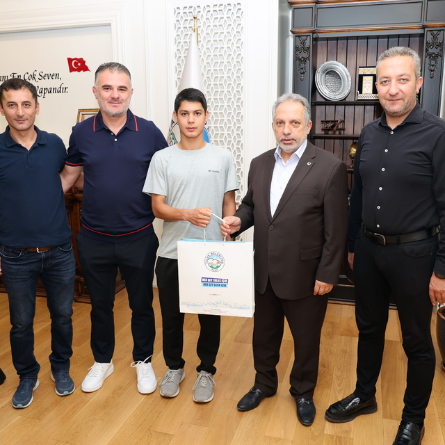 Talas Belediyespor'un genç yeteneği Başkan Yalçın'ı ziyaret etti