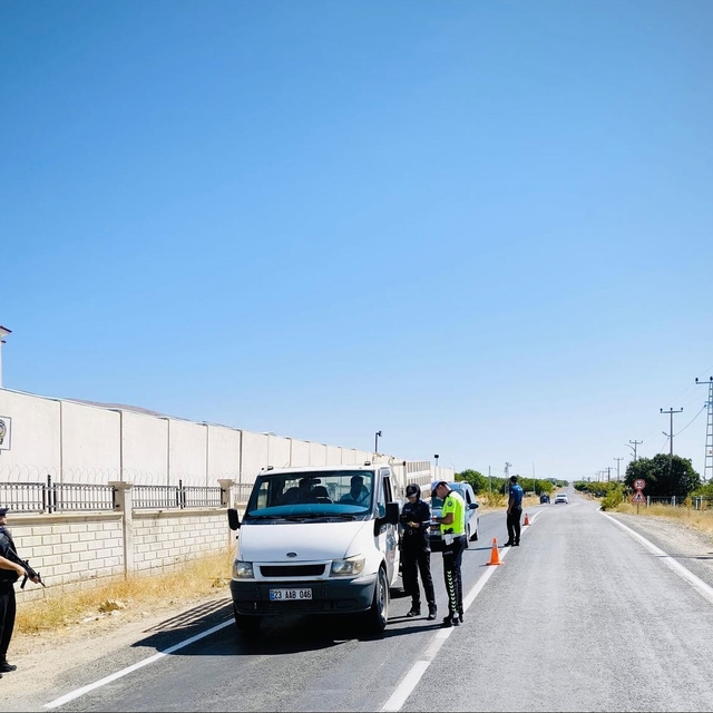 Baskil'de polis ekiplerince trafik denetimi