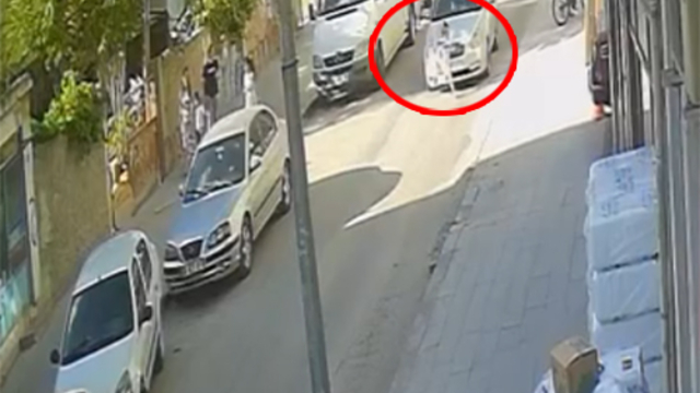 Otomobilin çarptığı çocuğun yaralandığı kaza kamerada