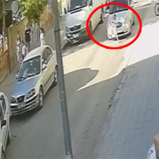 Otomobilin çarptığı çocuğun yaralandığı kaza kamerada