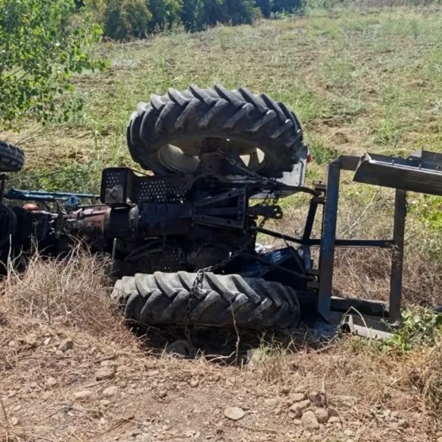 Antalya'da devrilen traktörün altında kalan sürücü öldü