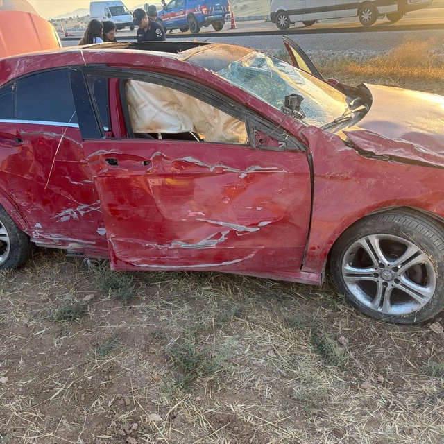 Antalya'da devrilen otomobildeki 1 kişi öldü, 1 kişi yaralandı