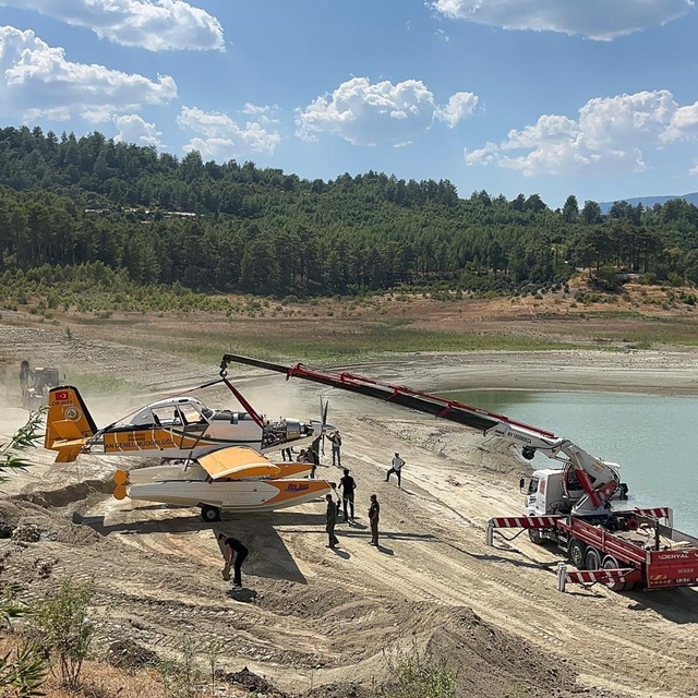 Burdur'da kaza kırıma uğrayan uçak gölden çıkarıldı