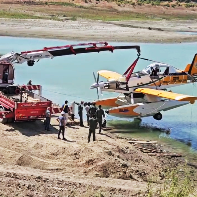 Kırıma uğrayan yangın söndürme uçağı gölden çıkarıldı