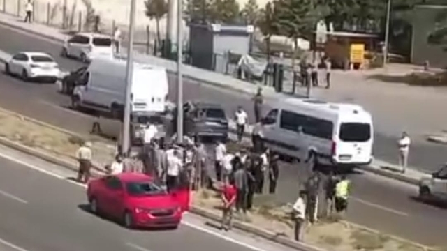 Yolun karşısına geçerken otomobilin çarptığı yaya ağır yaralandı