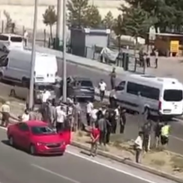 Yolun karşısına geçerken otomobilin çarptığı yaya ağır yaralandı