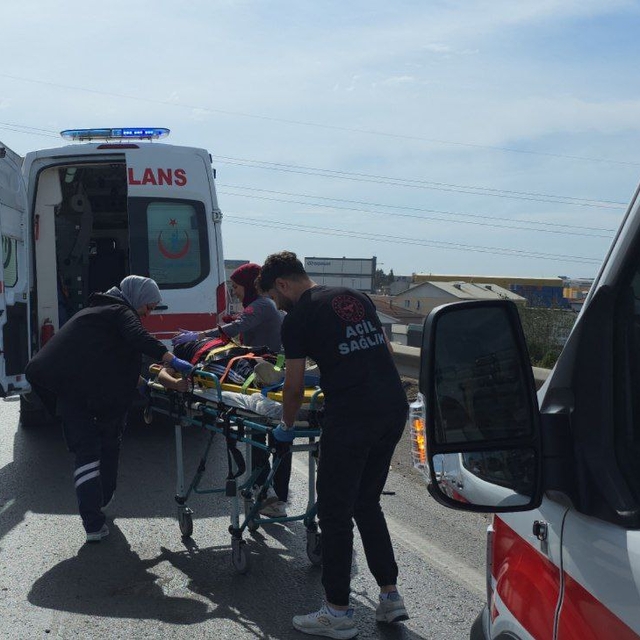 Kocaeli'de bariyere çarpan otomobildeki 4 kişi yaralandı