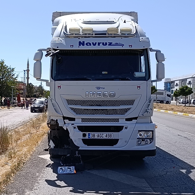 Sivas'ta tırla çarpışan motosikletin sürücüsü öldü