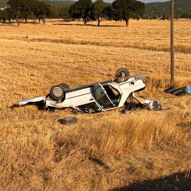 Hisarcık'ta tarlaya devrilen otomobildeki 2 kişi yaralandı