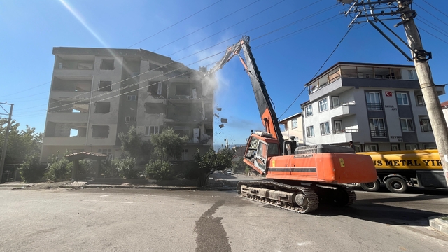 Kocaeli'de Marmara Depremi'nde hasar gören bina yıkılıyor