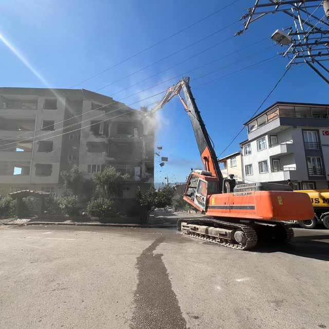 Kocaeli'de Marmara Depremi'nde hasar gören bina yıkılıyor